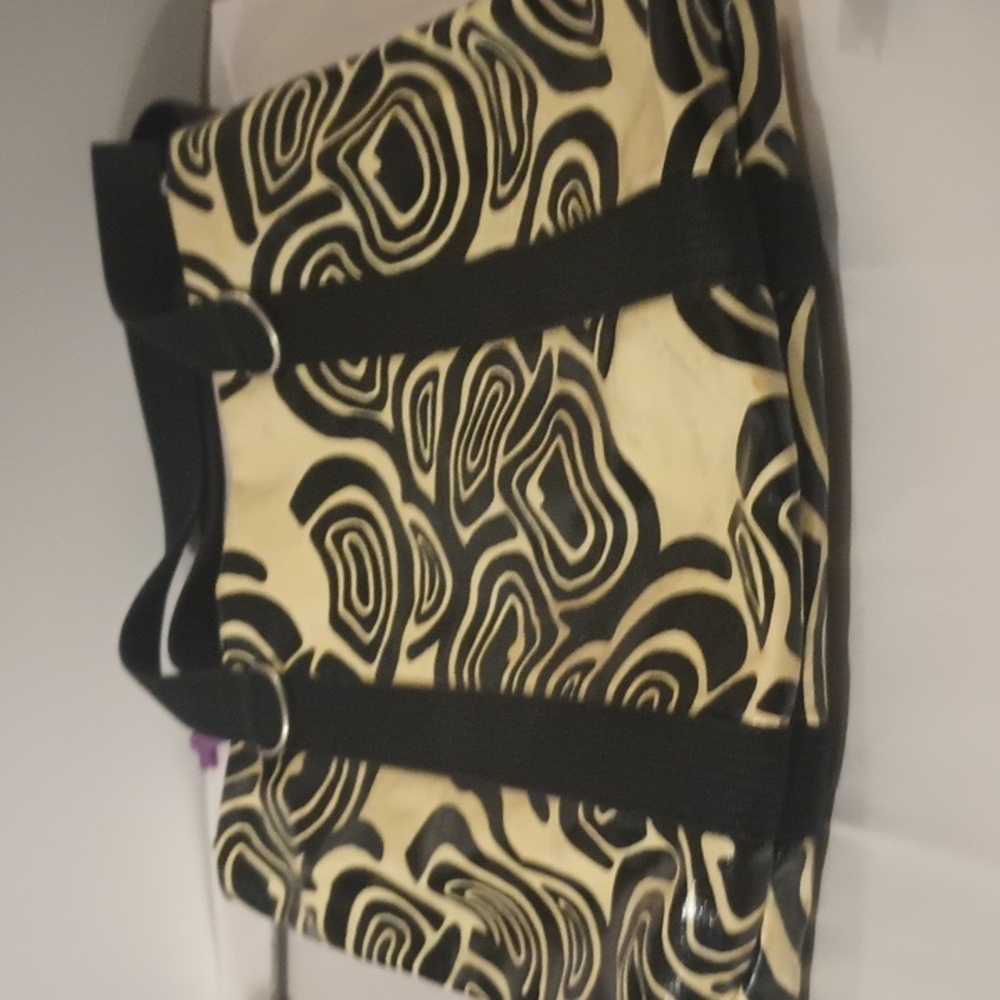 FOSSIL LARGE T0TE BLACK & cream canvas. Good condition.